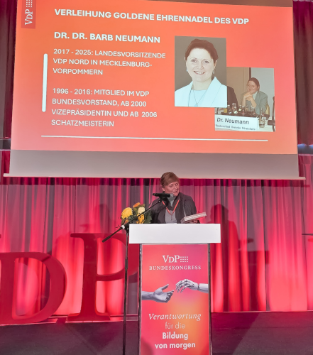 Dr. Dr. Barb Neumann mit der goldenen Ehrennadel des VDP ausgezeichnet